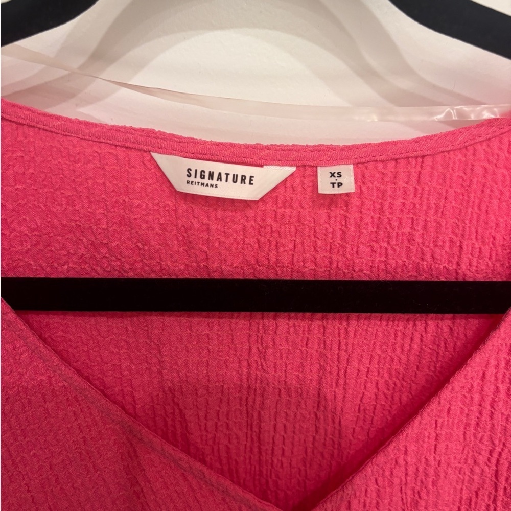Reitmans Signature Pink Textured V-Neck Top - Picture 2 of 8